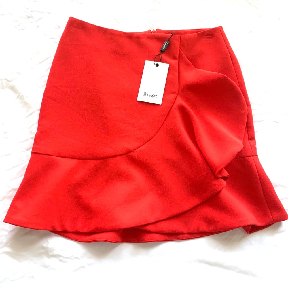 BEAUTIFUL NEW RED SKIRT